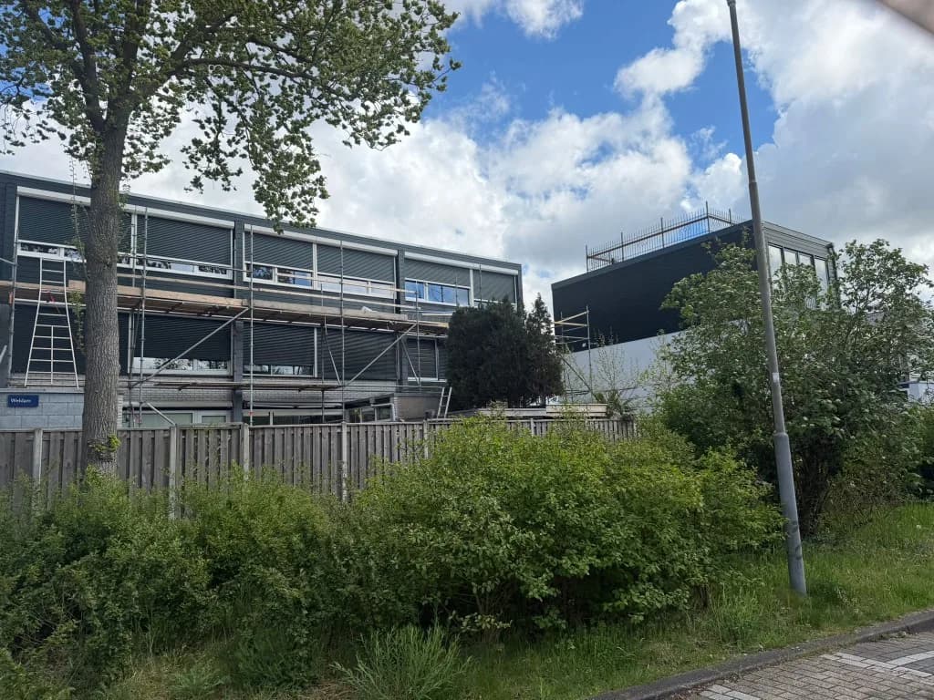 Opbouwproject in woonwijk naast rijtjeswoningen met steigerwerk