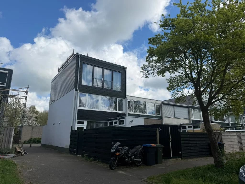 Straatbeeld van rijtjeswoning met moderne opbouw en extra verdieping