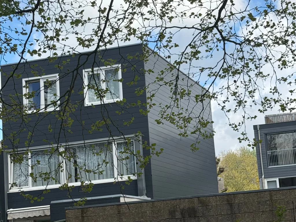 Zijgevel van moderne opbouw met horizontale gevelbekleding